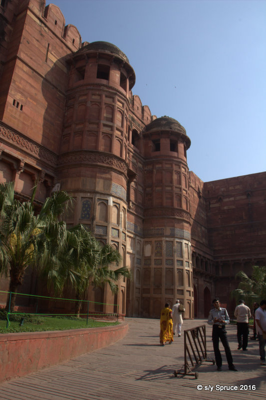 Agra fort, a similar building to the Red fort in Delhi but none the less an impressive peice of archictecture.