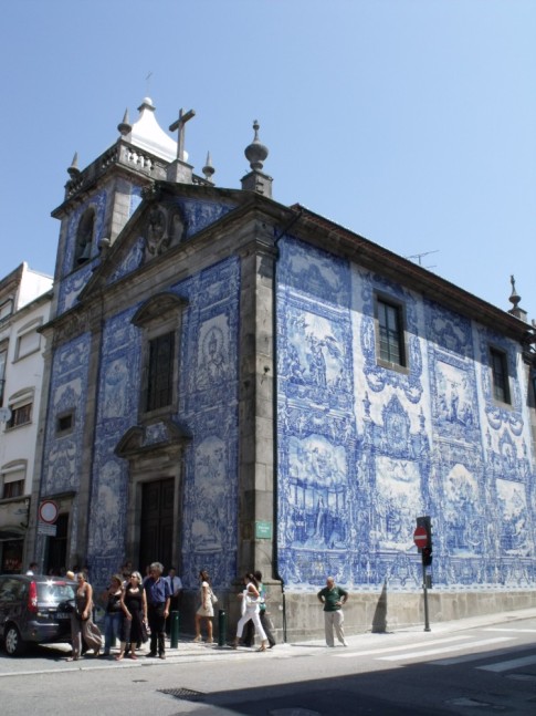 A second large mural done with blue and white ceramic tiles.