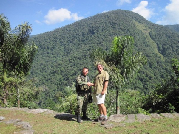 Andy meets the one of the local army detachment. Security of tourists has been a high priority for the Colombian authorities since the trail to La Ciudad Perdida re-opened. These chaps are heavily armed and very friendly to tourists.