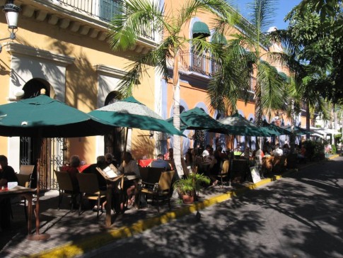IMG_0465: Al fresco dining on Plaza Machado in Mazatlan