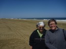 Nadine et Françoise sur la plage de Sea Bright le jour avant le départ.  Des camions amenaient encore du sable 9 mois après Sandy.