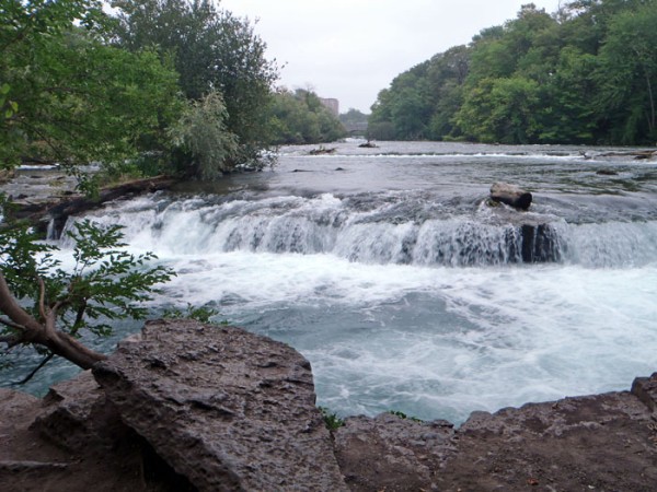 Water flowing towards Horseshoe Falls