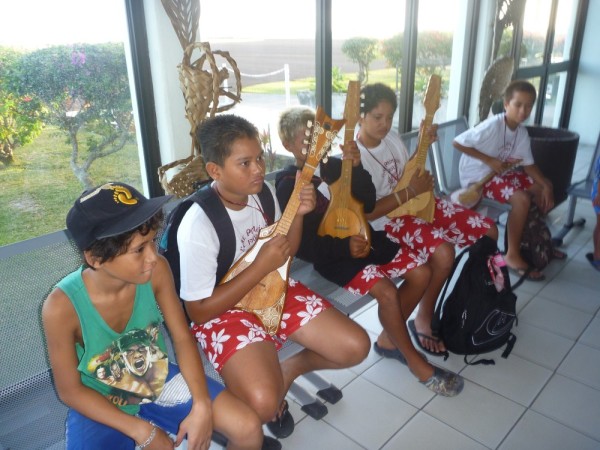 During the weekes before leaving Huahine, the students prepared a music and dance show for the class who would be receiving them. They were practising at the airport.