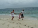 Chiara, Sandra und Jürgen beim Wettrennen um die Insel.
