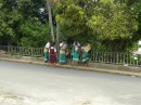 So sehen die traditionelle Schuluniformen der Schüler in Tonga aus. Auch die Jungs müssen Wickelröcke tragen.