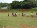 Diese Schulkinder spielen in der Pause Rugby.