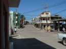 Die Hautpstrasse von der kleinen Stadt auf San Cristobal.
