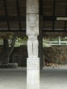 Kunstvoll geschnitzte Stützbalken am Boothaus auf Ua Pou.