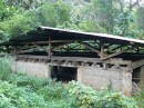 Unter diesem Dach wird das Fleisch der Kokosnüsse zu Copra getrocknet und später wird daraus Palmenöl gewonnen.