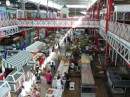Hier sieht man den großen Markt in der Markthalle in Papeete.