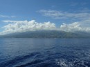 Auf nach Moorea. Hier sieht man Tahiti, die Insel ist biszu 2000 Meter hoch.