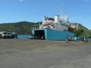 Das Versorgungsschiff hat auf Bora Bora festgemacht.