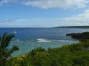 Mooringbojenfeld vor dem Inselhauptort Alofi. Da der Grund sehr steil abfaellt und steinig ist, kann man auf Niue nicht ankern.