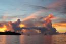 Sonnenuntergang im Salomon Atoll: Unvergesslich sind fuer uns die Wolkenbilder. Die positive Seite der "Intertropischen Konvergenzzone", einem Wetterphaenomen das jeden Segler in Aequatornaehe quaelt. Mit Gewittern, Boen und Flauten....