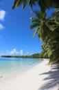 Ile Boddam, Salomon Atoll: Strand vorm "Yachtclub", einer arg verfallenen Huette, der wie versuchen mit ein wenig Aufraeum, Reparatur und Kreativitaet neues Leben einzuhauchen
