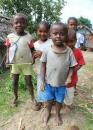Kinder in einem kleinen Dorf an der Ostkueste Madagaskars