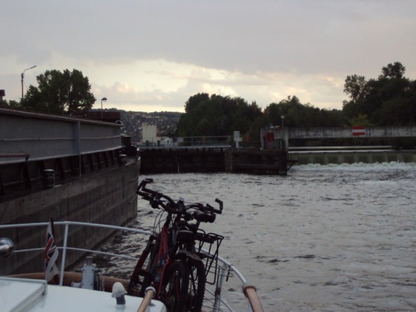 Tied up alongside the barge for the night, at a closed lock just below Pont sur Yonne