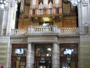 At Kelvingrove Museum at 1 pm each day is a 30 minutes organ recital. Below on the right and left side are video screens that let you see his hands and feet at work