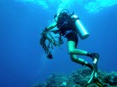 Carmen beim Muell einsammeln vom Meeresboden