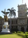 King Kamehameha Statue, die Bronzestatue des Koenigs steht mitten auf dem Platz vor dem Ali