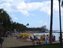 Der weltbekannte Kuhio Beach in Waikiki:
obwohl wir unter Strandidylle etwas anderes verstehen!