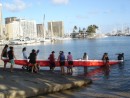 ein hawaiianisches Kanu zu Wasser zu lassen benoetigt schon einige Haende wie man sieht