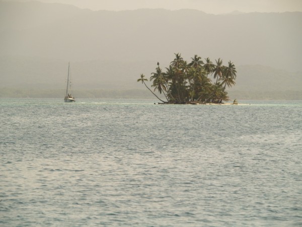 Small Island Paradise behind Green Cay, San Blas