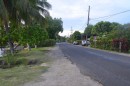 The ring road which clings to the coast of Bora Bora. The total lenght is 32 kilometres.

La route qui fait le tour de l