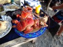 Coconut crab on the barbecue table.
Des crabes de cocotier attrapes dans l