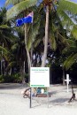 Cook Islands National Park of Suwarrow signage at the end of the dock.
La pancarte pour le parc national de Suwarrow, dans le sable, a l
