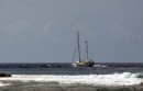 Tamoura, a German  sailboat, exits the atoll pass enroute to Apia, Samoa.
Tamoura, le voilier de 2 amis allemands quitte Suwarrow pour Samoa.