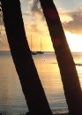 The sun sets over the Anchorage island boats.
Coucher de soleil, sur le motu ou nous avons jete l