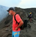 Bill de Pacific Cool, 69 ans, gravit avec nous la montagne...Maya derrière encore sous le choque de la dernière explosion.