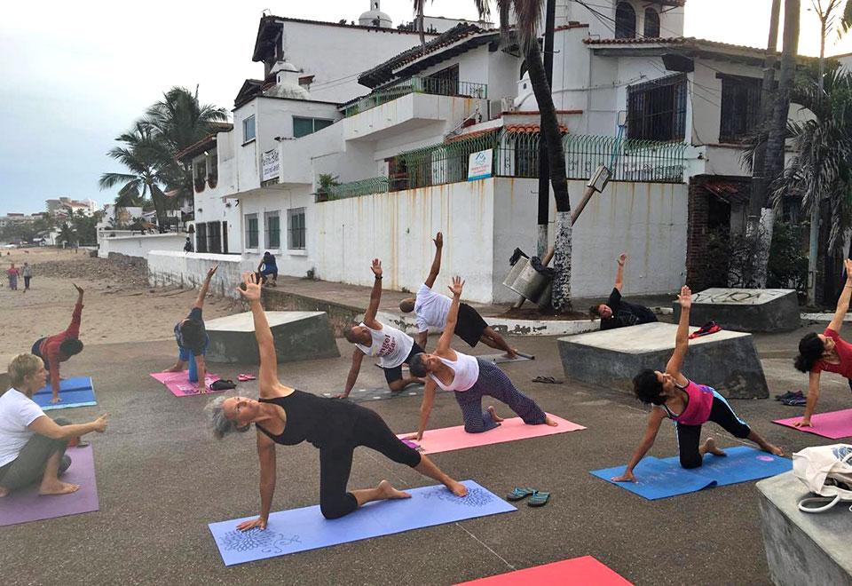 Our friend and fellow yogini Sam (far left) teaching yoga at Ángel Yoga on the beach downtown. This is the class that Heidi will be substitute teaching for the next couple of weeks (en Español!) while Sam goes back to Canada to visit her family. 