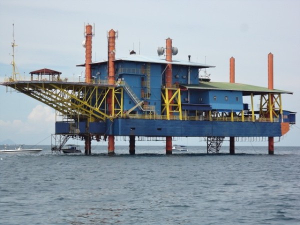 An old oil platform converted to a scuba diving company platform and hotel at Mabul Island.