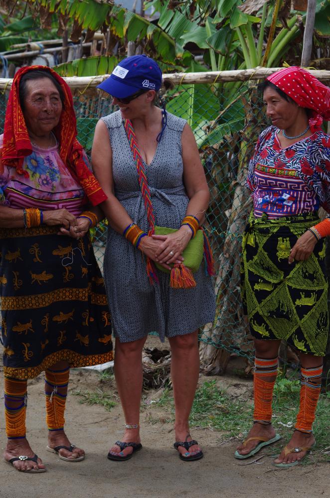 Isla Tigre: Cath and local Kuna Women