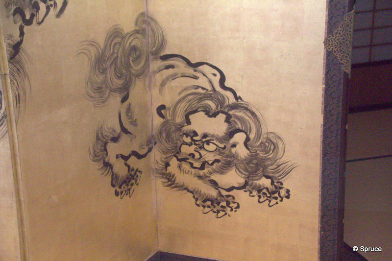 A rampaging lion panted on a gold leaf screen