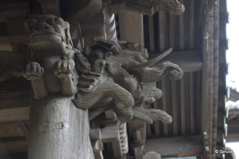 Carvings on the Temple gate.