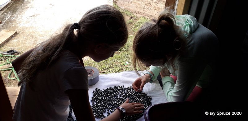 Anna ans Florence sort through the pearls
