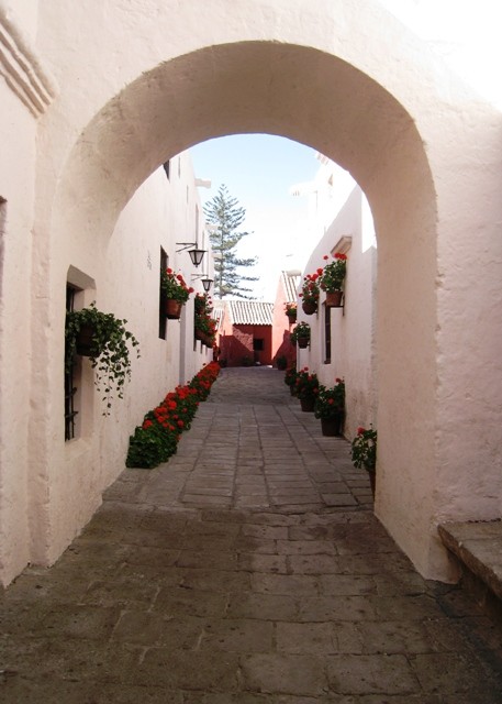 Monasterio de Santa Catalina in Arequipa, built in 1580. It housed 450 people and took up a city block.