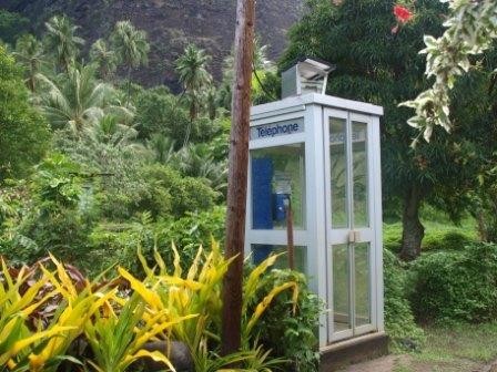 telefooncel op zonnecellen in het dal van Teiki en Kua