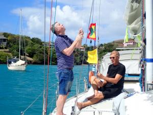 Gebroederlijk Grenadavlag hijsen