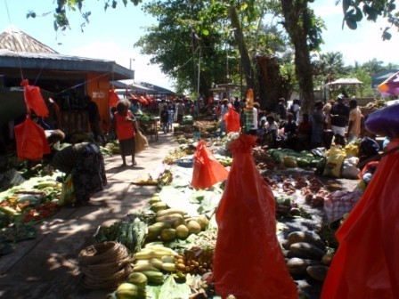 Gizo market. Grocery stores here do not compete with the market vendors. If you want fresh stuff, you go to the outdoor street market.