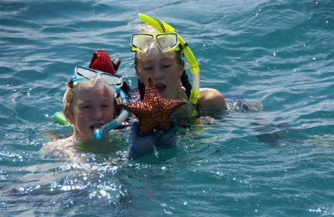 Allyisa and Mariah with a starfish in Little Harbor St Maarten