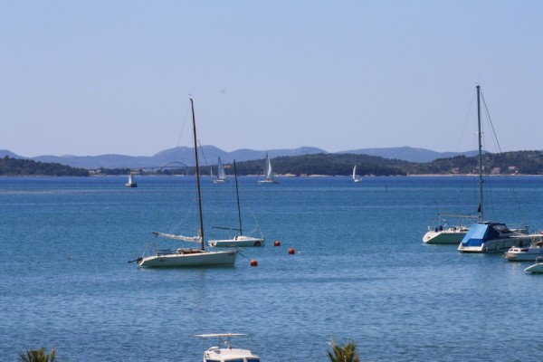 Yachts in front of the Pasman bridge