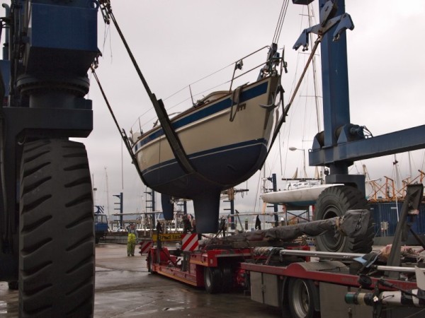 June 2012
Our beautiful Malo 39 is lifted from the truck by the Endeavour Quay hoist to be put in her cradle so work can be don on her before we launch her in the UK 