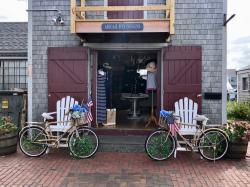 Nantucket is a paradise for the shopping enthusiast😊!