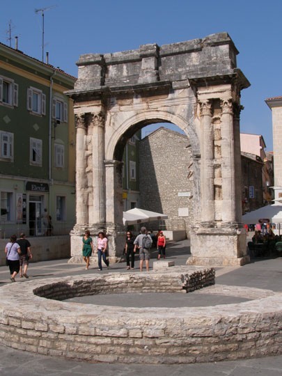 Pula,  Arch of the Sergians