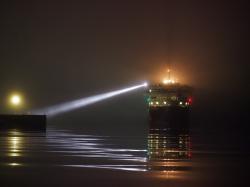 Accostage dans la brume: Le cargo approvisionneur Bella-Desgagnés au quai commercial de Port-Menier. 24 Août 2021