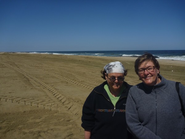 Nadine et Françoise sur la plage de Sea Bright le jour avant le départ.  Des camions amenaient encore du sable 9 mois après Sandy.